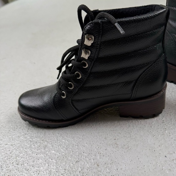 Pegada Short Black Leather Lace Up Booties, size 6 - Picture 3 of 11